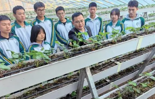校园农场气象站教学参观